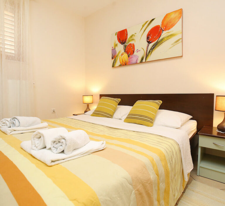 RUSTIC TWO BEDROOM APARTMENT WITH PRIVATE GARDEN (4+2)
