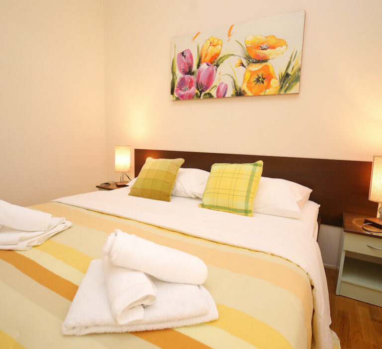 SUNNY TWO BEDROOM APARTMENT WITH  SEA VIEW (4+1)