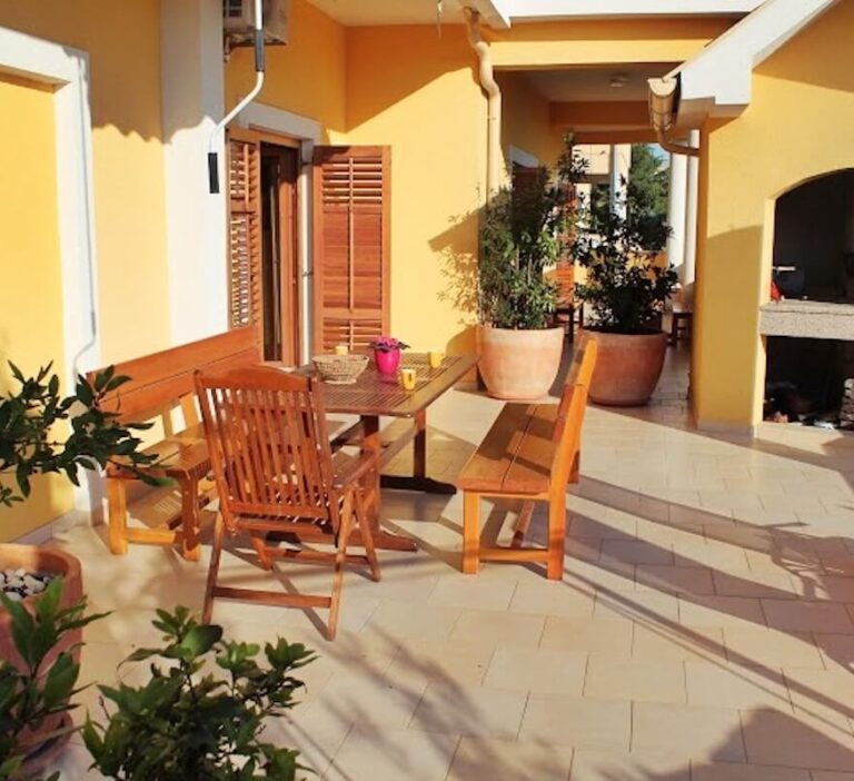 TWO BEDROOM APARTMENT WITH LARGE TERRACE (4)