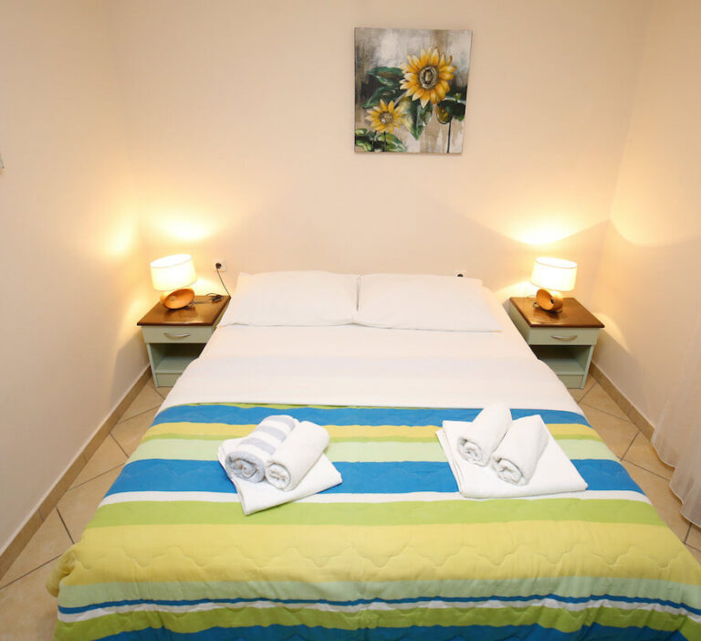 TWO BEDROOM APARTMENT WITH PRIVATE GARDEN & FIREPLACE (4+1)